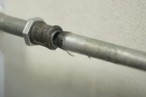 Снимка - Почистване на резбите, за да се разкрие връзката между тръбата и радиатора