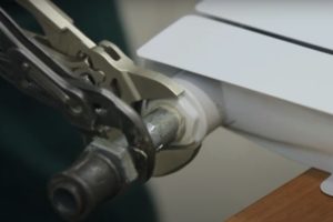 Снимка - Почистване на долните тръбни връзки към радиатора