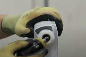 Снимка - Почистване на уплътнението от отвора