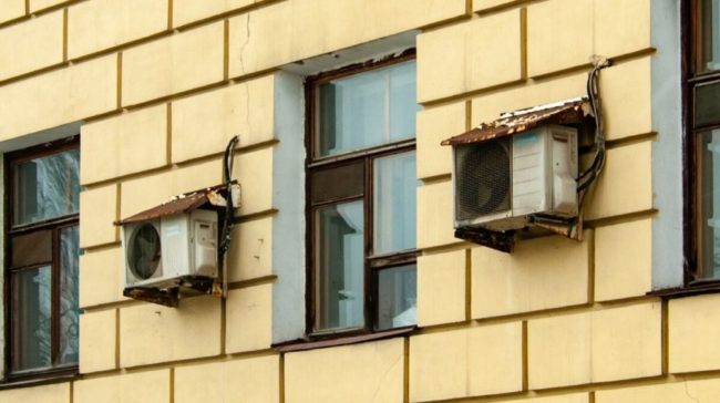 Снимка - Два външни блока на фасадата на сградата