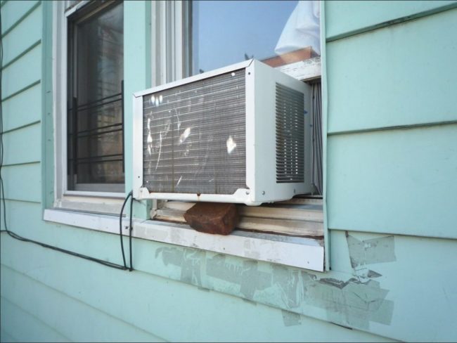 Снимка - Единичен климатик в прозорец