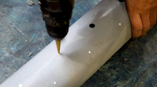 Снимка - Перфориране на PVC тръба за изпускателен канал