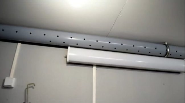 Снимка - Перфориран въздуховод под тавана