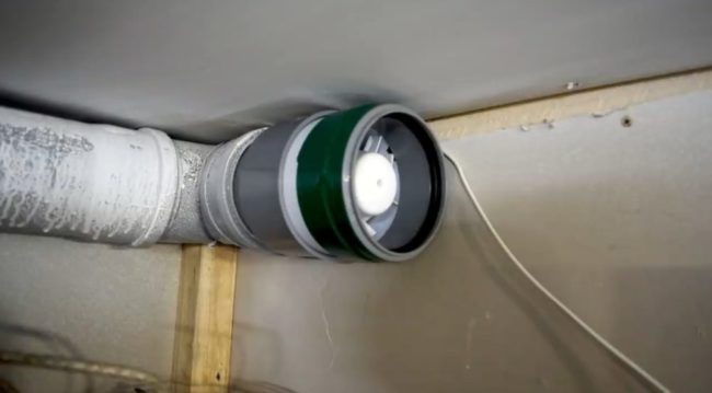 Снимка - Вентилатор, свързан към въздуховод чрез коляно