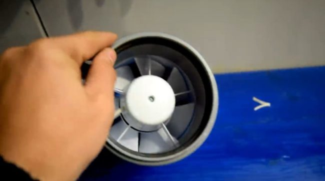 Снимка - Вентилатор във профилиран PVC адаптер за канализация