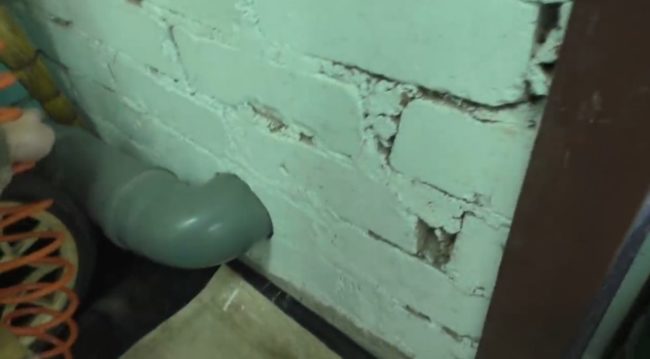 Снимка - Тръбата за подаване на въздух, излизаща от мазето