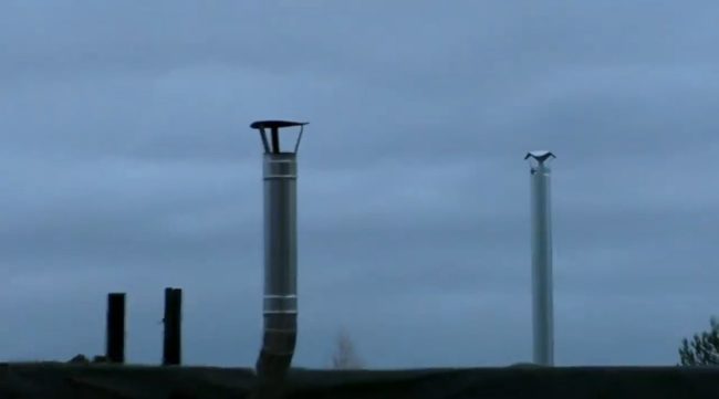 Снимка - Изпускателна тръба на покрива на гаража