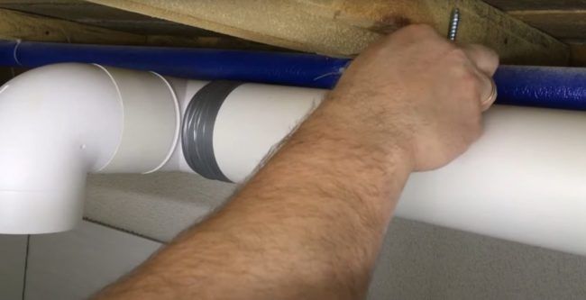 Снимка - Закрепване на въздуховоди към тавана