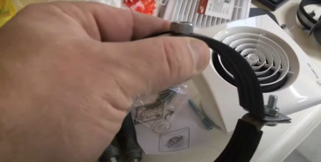 Снимка - Скоби, крепежни елементи за монтаж на въздуховоди