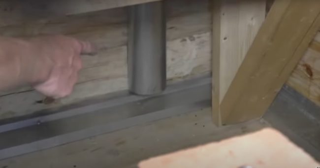 Снимка - Долният край на изпускателната тръба под пода