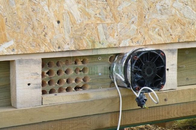 Снимка - Принудителен всмукателен въздух с вентилатор