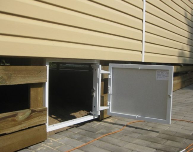 Снимка - Вентилационен отвор с врата в мазето на рамкова къща