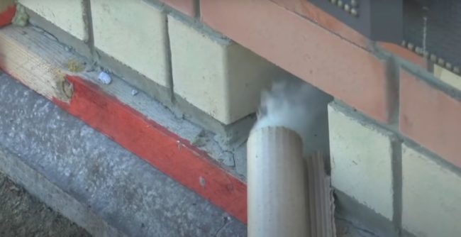 Снимка - Проверка на тягата на дима през входа под печката