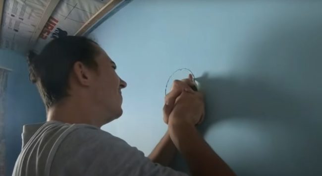 Снимка - Маркиране на отвора на стената за захранващия канал