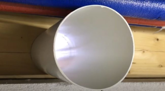 Снимка - PVC тръба за абсорбатор, излизаща през стената