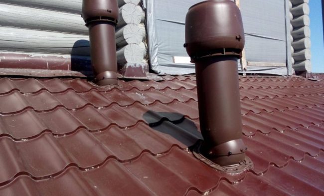 Снимка на оформен покривен отвор, изработен от метални керемиди
