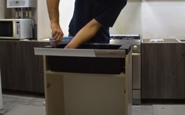 Снимка: Закрепване на абсорбатора към шкафа с винтове