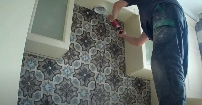 Снимка: Запечатване на празнина във вентилационен канал