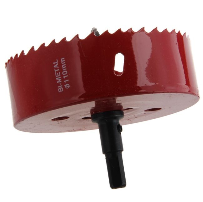 Снимка на дървена бормашина с пилотно свредло