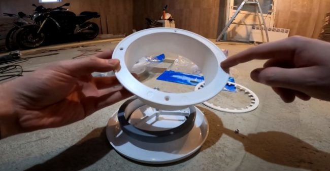 Снимка на монтажните отвори на фланеца на корпуса