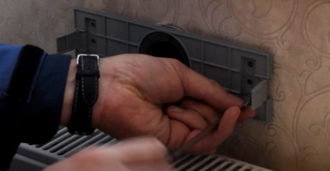 Снимка - Закрепване на корпуса на всмукателния отвор с винтове