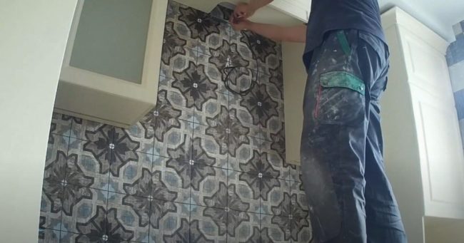 Снимка: Закрепване на монтажна плоча близо до отвора в кухненския изпускателен канал