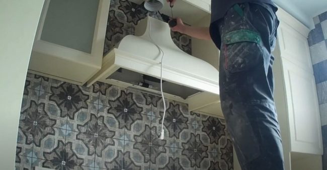 Снимка: Монтаж на окабеляване с контакт за свързване на аспиратора