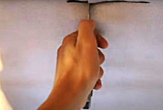 Снимка: Рязане на пароизолация с нож от страната на тавана