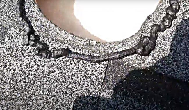 Снимка: Нанасяне на битумен уплътнител върху фуга