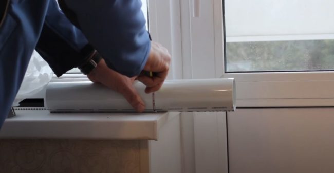 Снимка - Подрязване на изпъкналата част на тръбата на въздуховода с нож