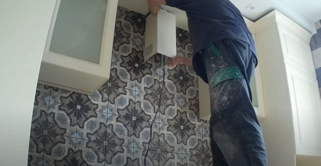 Снимка: Монтаж на декоративния корпус