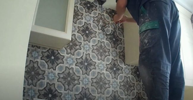 Снимка: Подготовка на вентилационния отвор и окабеляването за свързване на чадъра