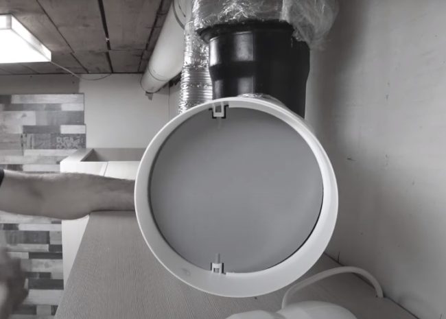 Снимка: Свързване на въздуховода към общата вентилационна система на сградата