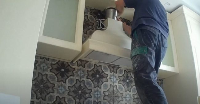 Снимка: Свързване на гофриран капак към вентилационен канал