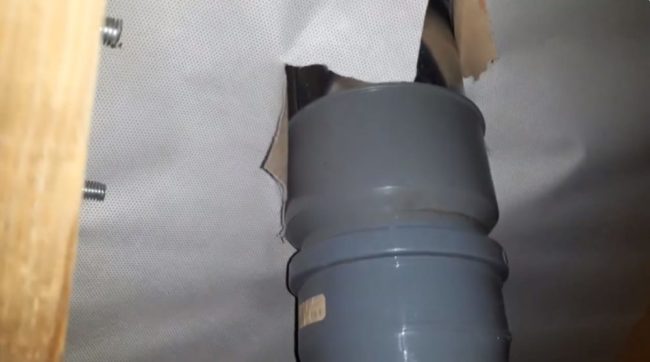 Снимка - Външна тръба, свързана с вътрешен вентилационен канал чрез PVC адаптер