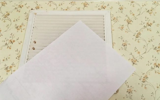 Снимка: Лист хартия, залепен за вентилационния отвор