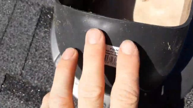 Снимка: Монтиране на корпуса на проходния елемент към отвора на покрива