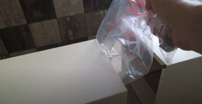 Снимка: Проверка на въздушния поток от тръбата на абсорбатора с найлонова торбичка