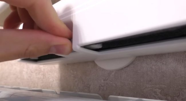 Снимка - Проверка на въздушния поток с пламък на свещ