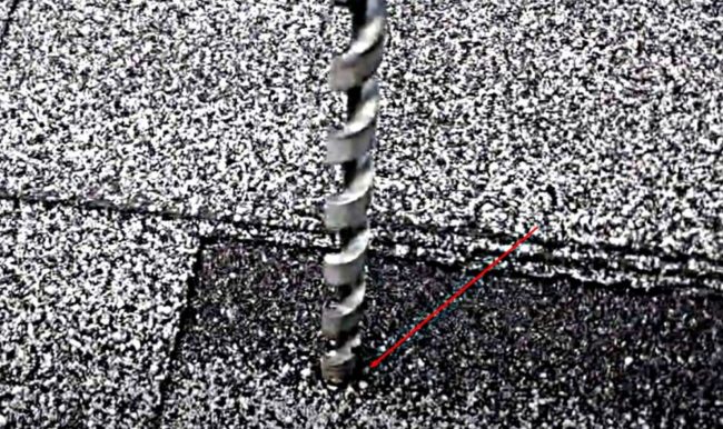 Снимка: Уголемяване на отвор в покрива с бормашина с голям диаметър