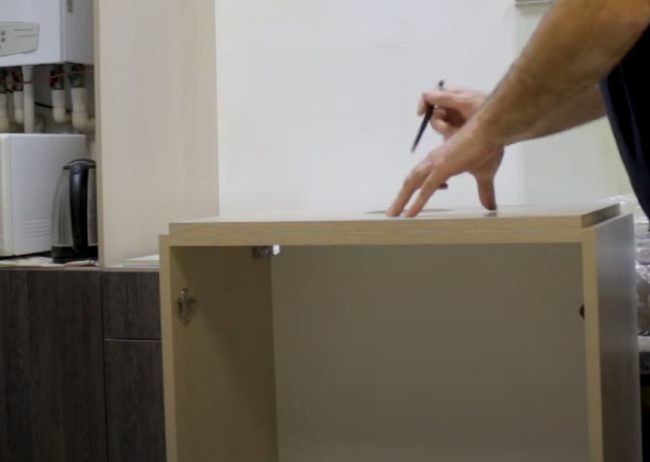 Снимка: Маркиране на отвора в горната част на корпуса на шкафа