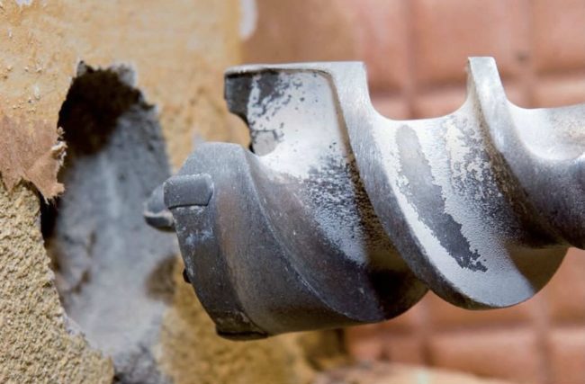 Снимка - Пробиване на дупка в бетон