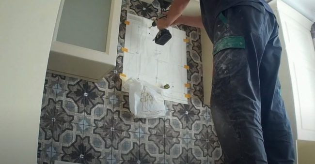 Снимка: Пробиване на монтажни отвори