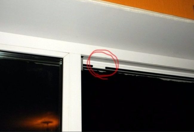 Снимка - Отстранен фрагмент от уплътнението на крилото на прозореца