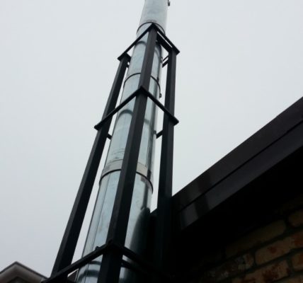 Снимка на въздуховод, подсилен с метални опори