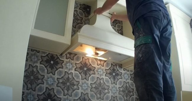 Снимка: Монтаж на декоративен корпус