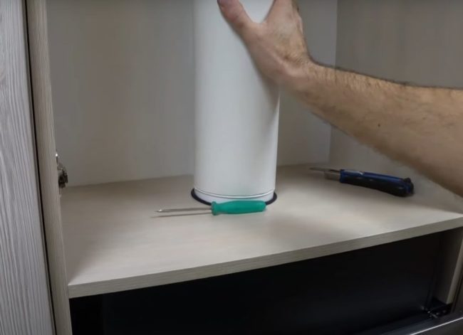 Снимка на монтаж на въздуховод вътре в шкафа