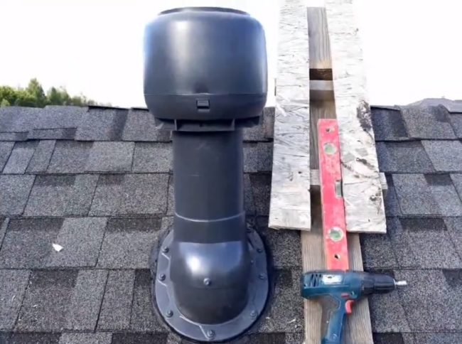 Снимка на изпускателна тръба с дефлектор, монтиран на покрива на частна къща