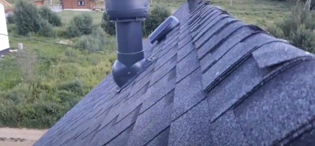 Снимка на вентилационен отвор на покрива близо до билото.