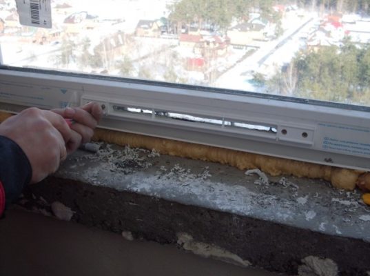 Снимка - Вграден вентил за входящия въздух на фиксиран прозорец